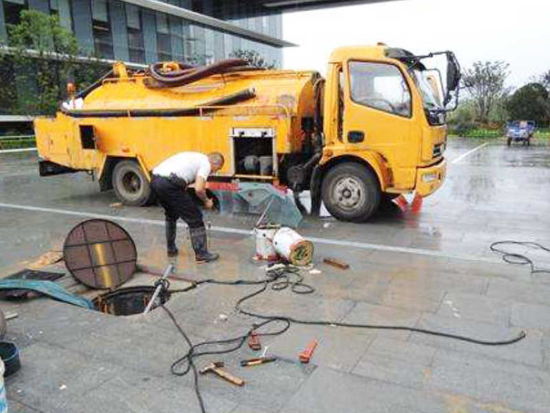 常熟管道疏通通厕所马桶下水道高压清洗管道抽油池